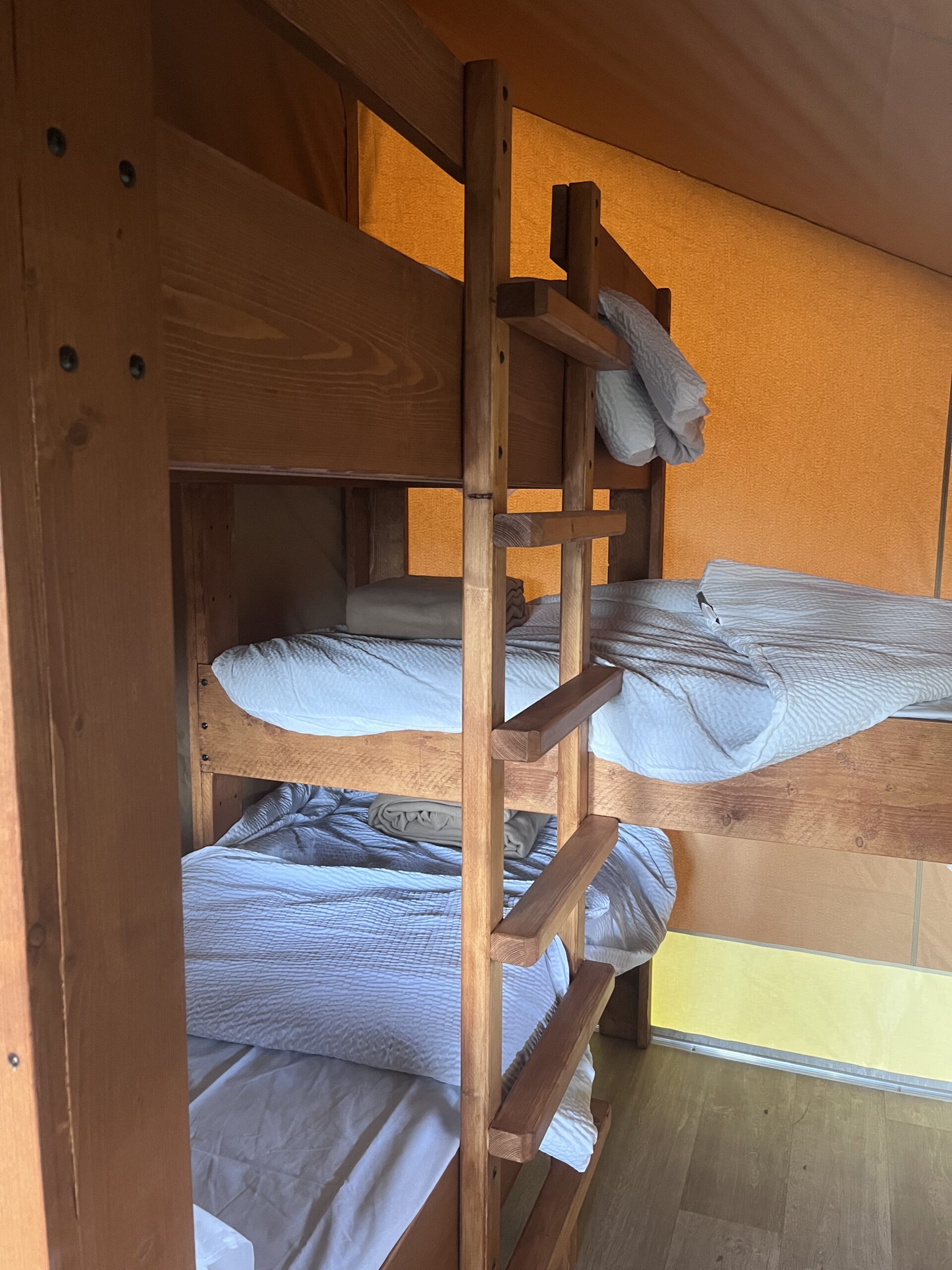 Lits superposés en bois dans la seconde chambre de la tente safari
