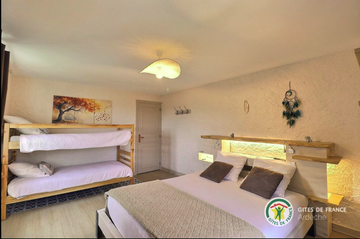 Chambre familiale du gîte associant un lit double et des lits superposés