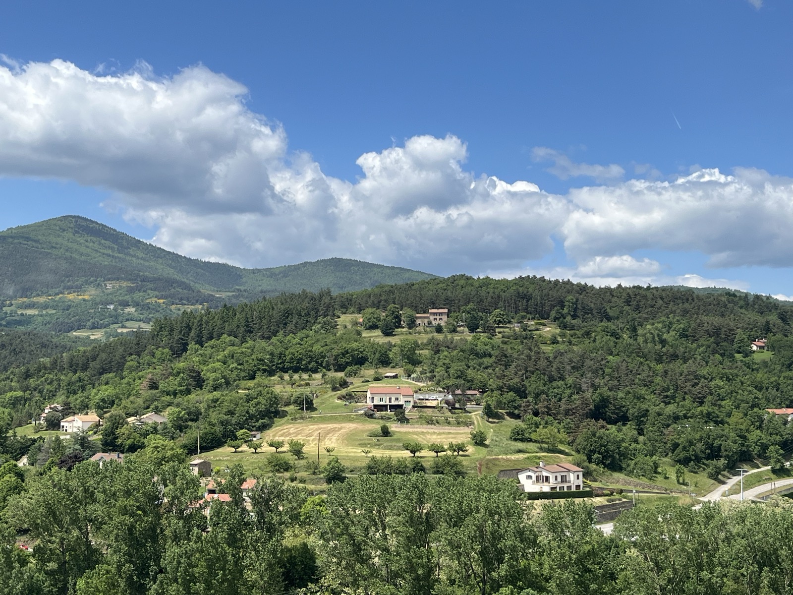 La vallée de l'Ardèche verte vue depuis le domaine