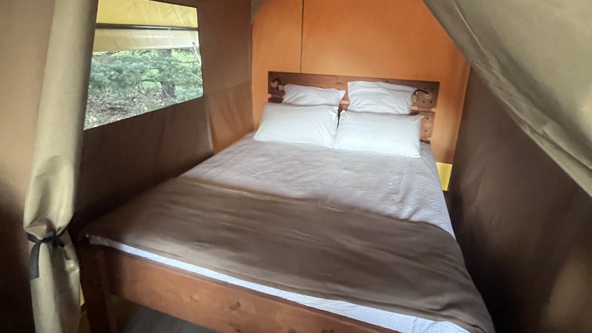 Première chambre de la tente safari Aventura Lodge, lit double sous la fenêtre en toile