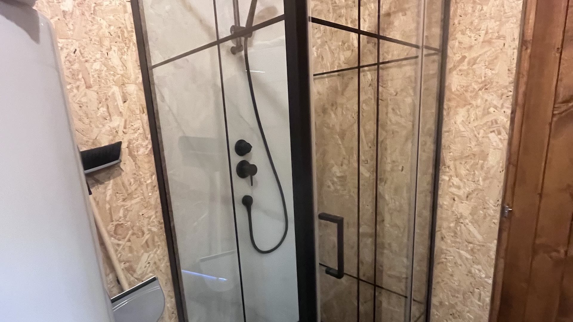 Cabine de douche vitrée dans la salle d'eau privative de la tente safari du Domaine Solio