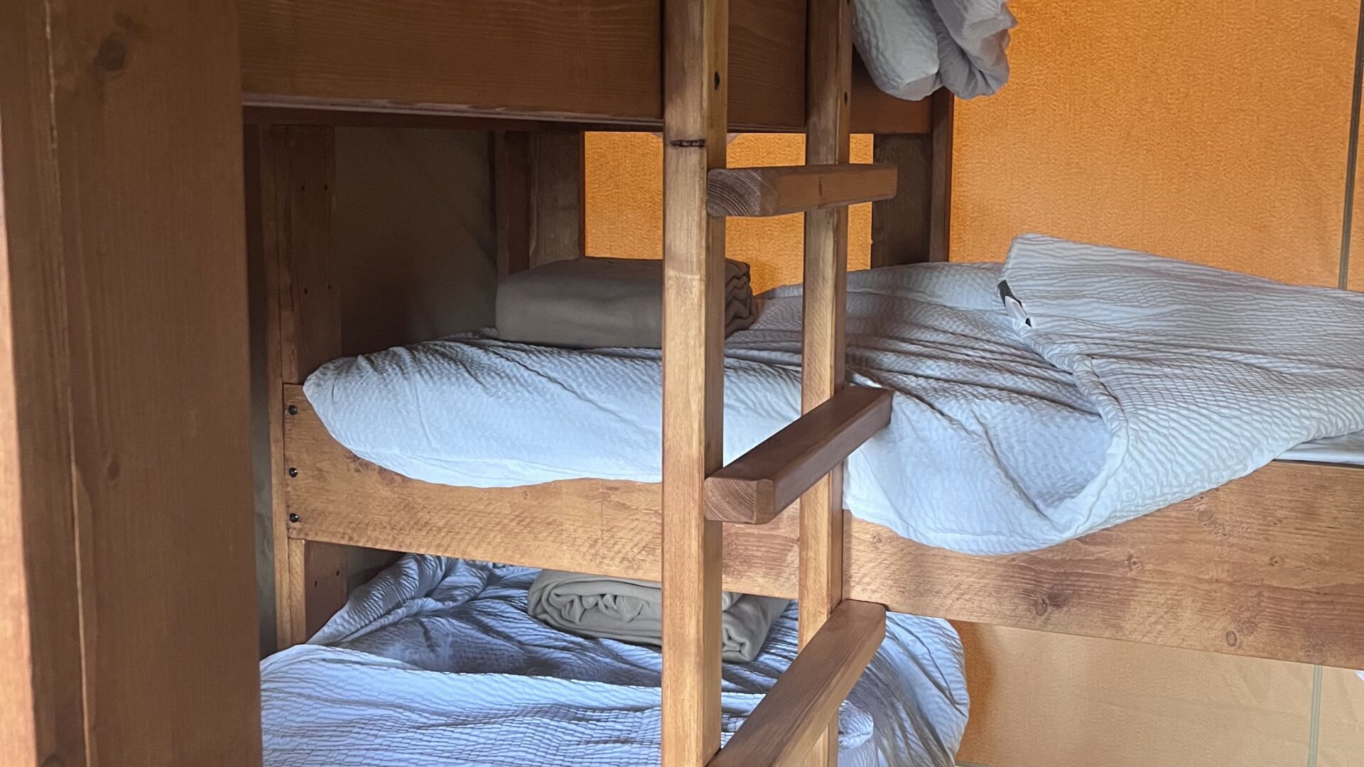 Lits superposés en bois dans la seconde chambre de la tente safari