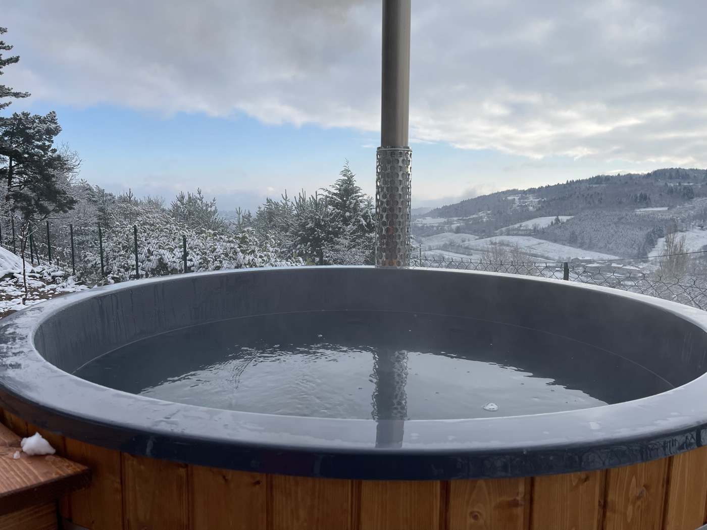 Le bain nordique face aux collines enneigées