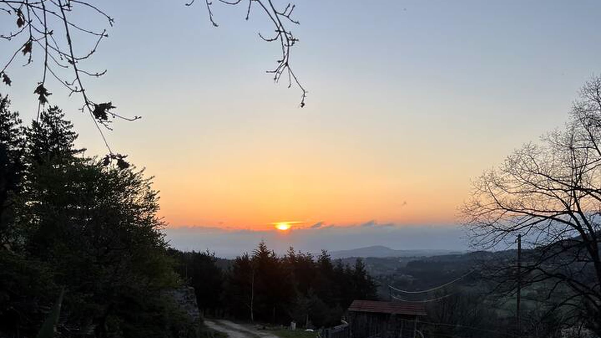 Soleil levant sur la brume matinale de la vallée du Rhône, vu du Domaine Solio