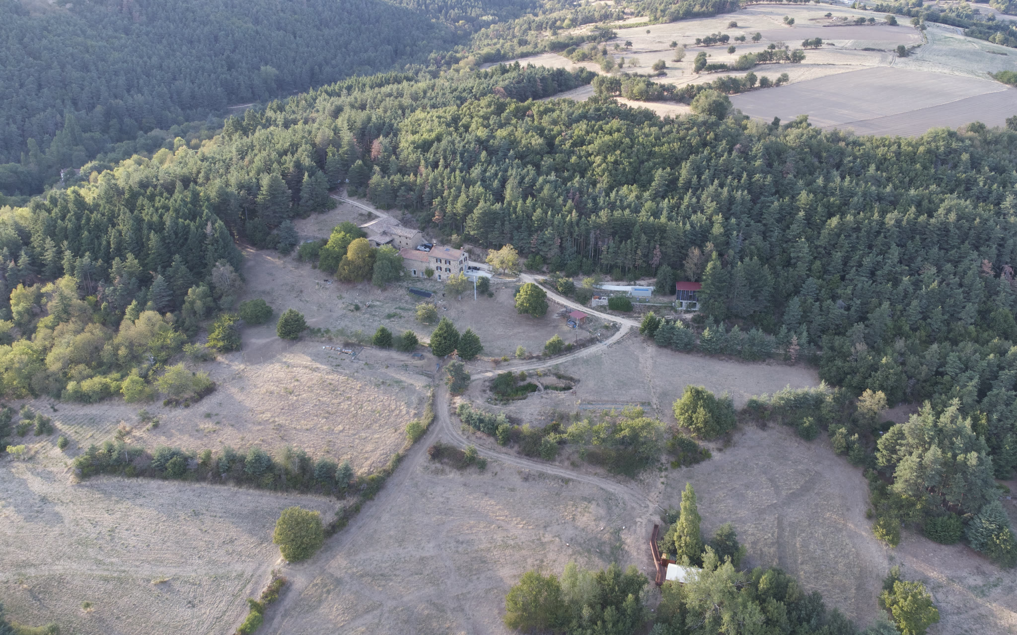 Les treize hectares du Domaine Solio vus du ciel, prairies et forêt de pins