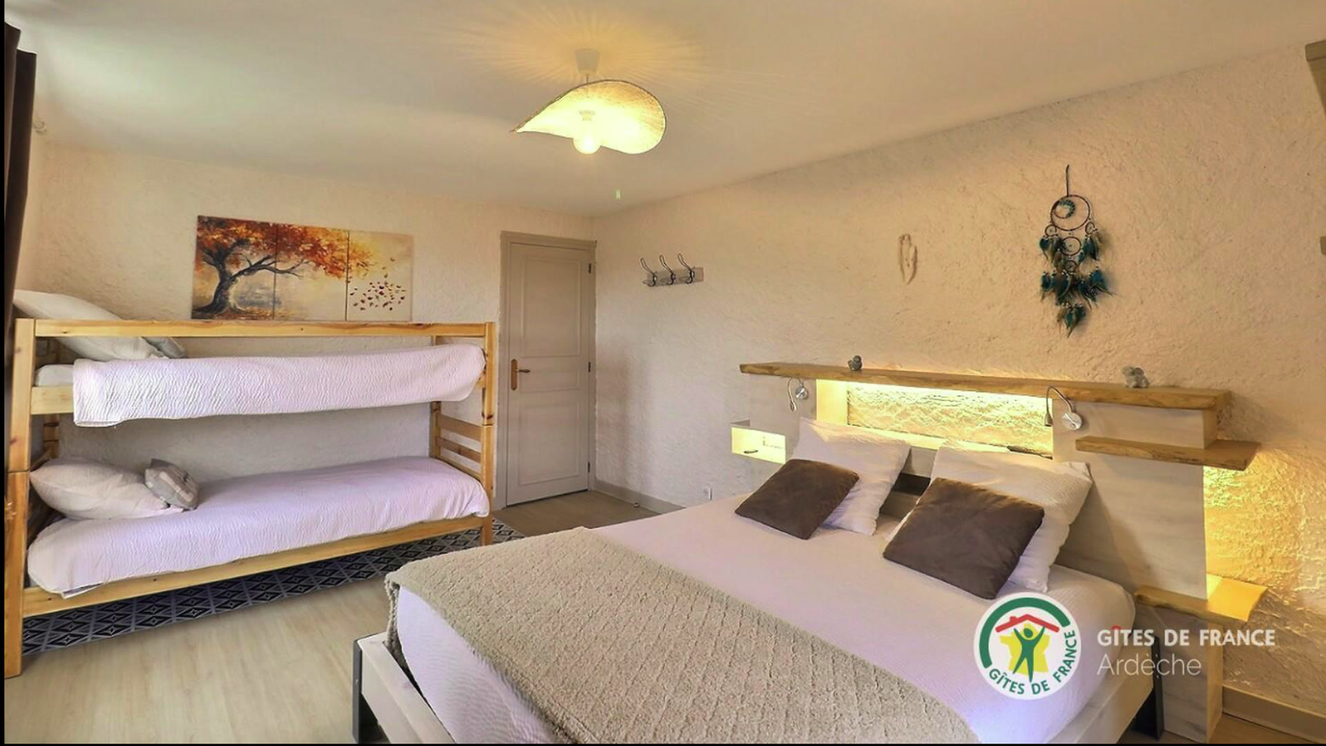 Chambre familiale du gîte associant un lit double et des lits superposés