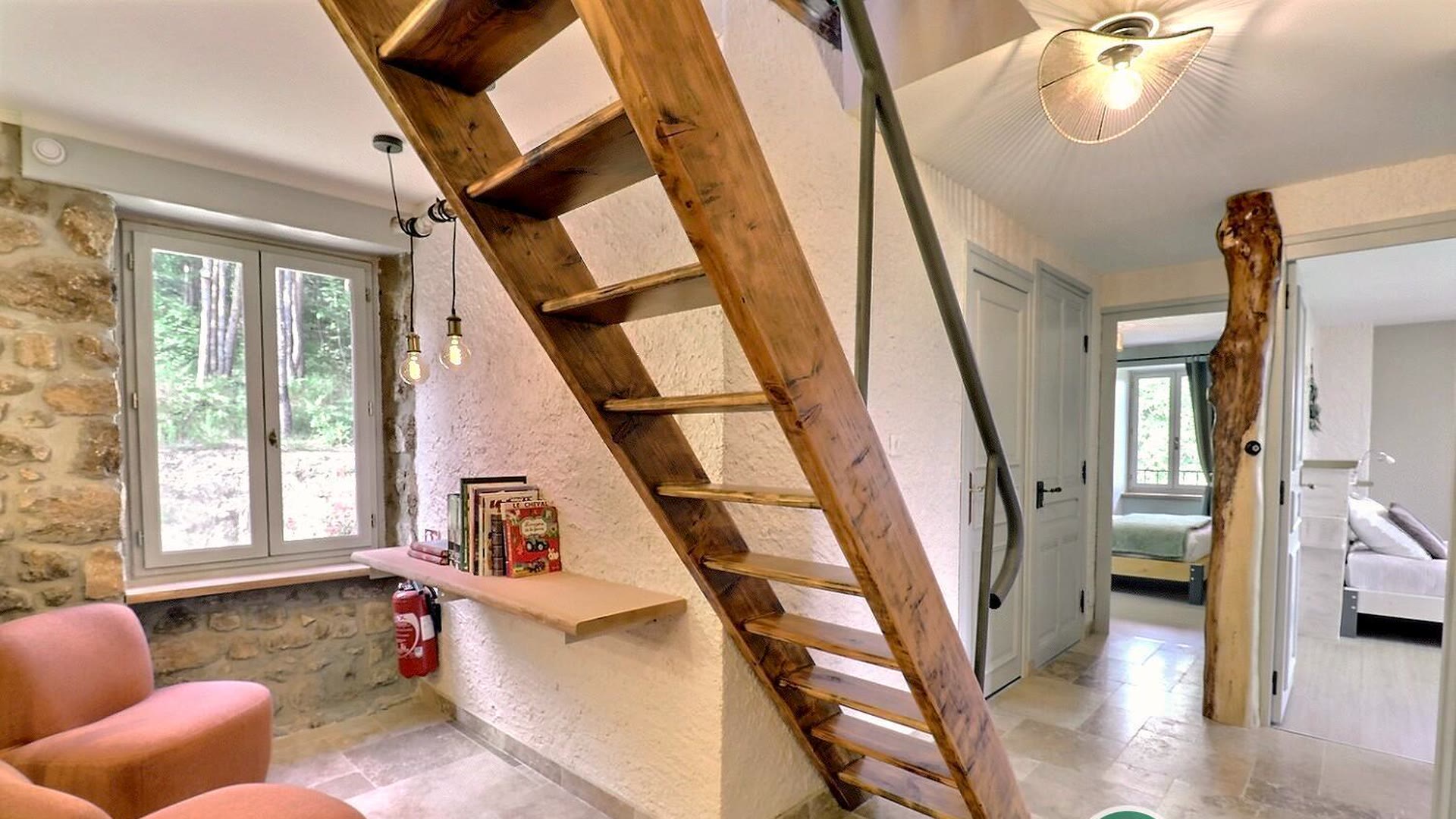 Escalier en bois desservant la pièce de vie du gîte, ouverte et lumineuse