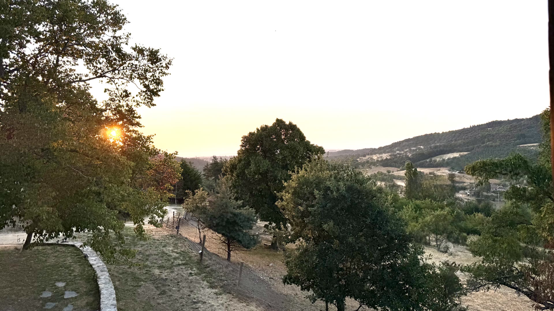 Lever de soleil sur la vallée du Rhône, vu depuis une chambre du gîte La Granja