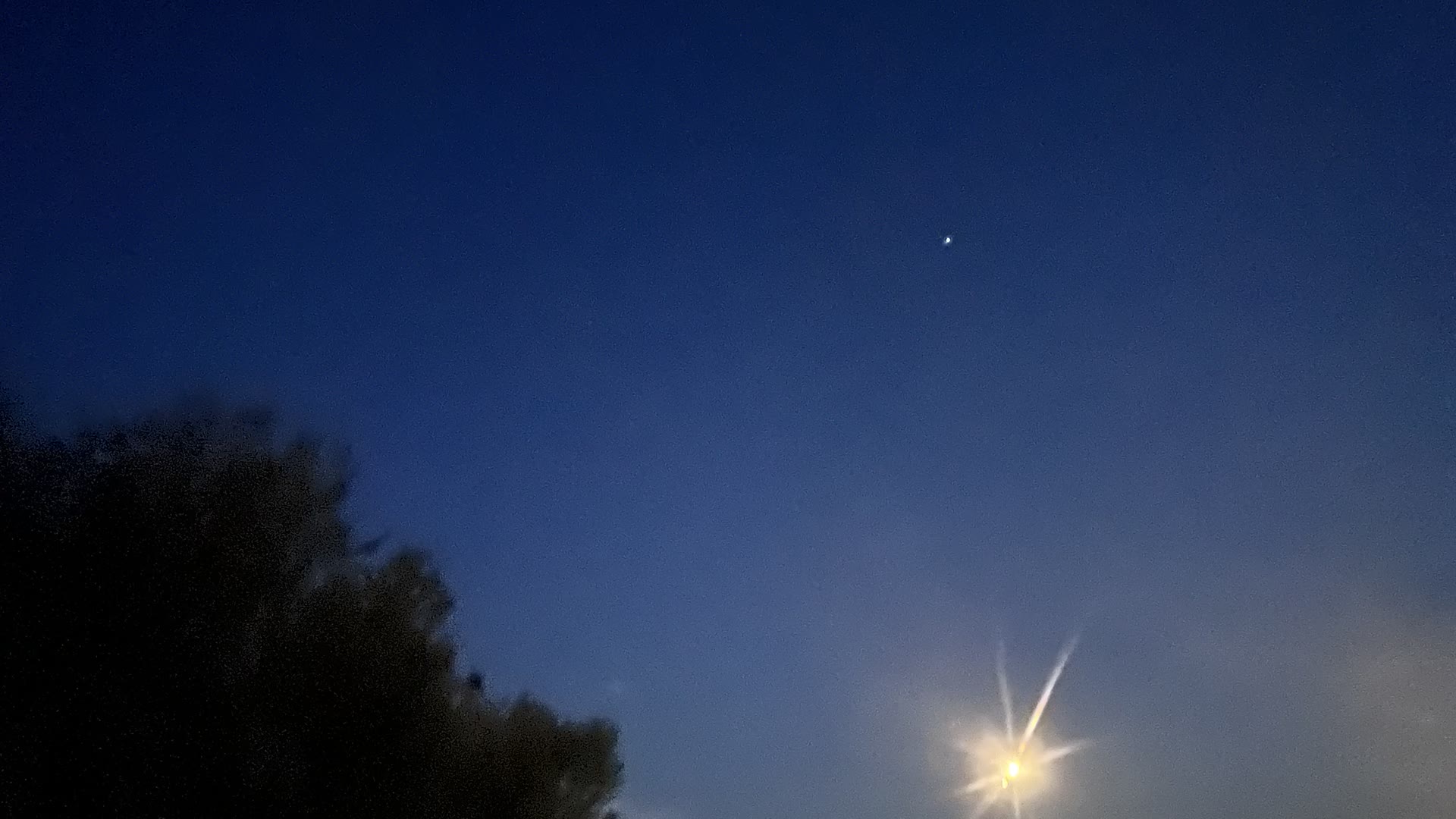 Ciel nocturne dégagé et lune brillante au-dessus du Domaine Solio, loin de toute pollution lumineuse