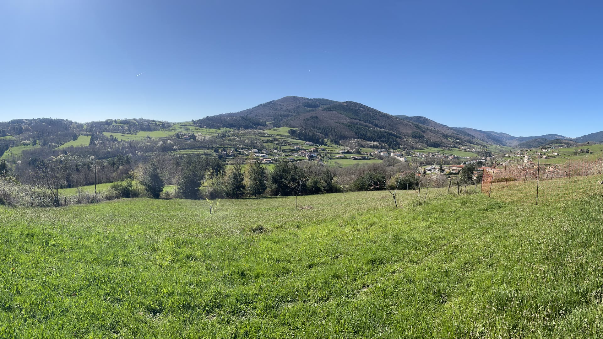 Panorama des prairies du Domaine Solio et des montagnes de l'Ardèche verte à l'horizon